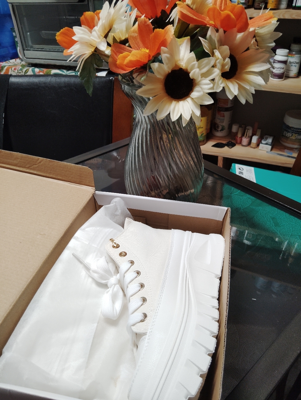 **PLATFORM HIGHT-TOP SNEAKERS IN CREAM WITH GOLD CHAIN ACCENT**💲💲💲💲💲💲 - Picture 8 of 9